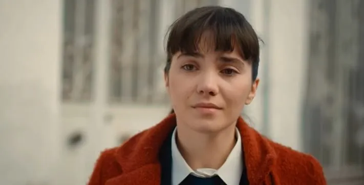 Almila Ada è stata la prima a dare le attese notizie dalla serie Üç Kız Kardeş!