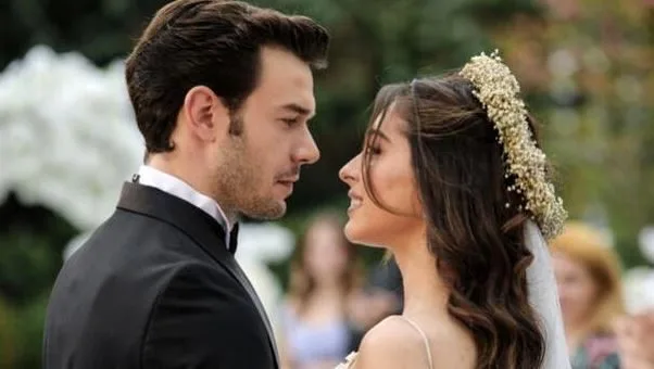 Quest’anno Aytaç Şaşmaz ha festeggiato il suo compleanno separatamente dalla sua ragazza Cemre Baysel!