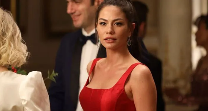Demet Özdemir ha avuto lo shock della sua vita quando l’ha vista sul set della serie TV Dünyayla Benim Aramda