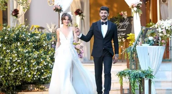 La serie Gizli Saklı è finita, c’è ancora amore? Cosa sta succedendo tra Sinem Ünsal e Halit Özgür Sarı?