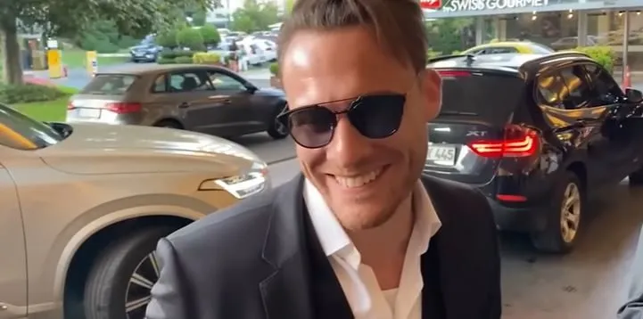 Kerem Bürsin ha partecipato al matrimonio di Ege Kökenli ed è diventato l’uomo del giorno!