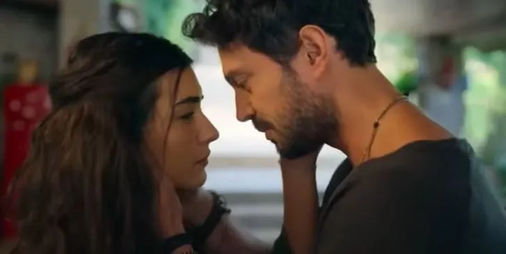 Quanto è fortunato Murat Boz! Prima nell’agenda mondiale con Tuba Büyüküstün e ora con Burcu Özberk!