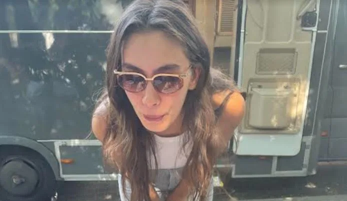 Celebrando Neslihan Atagül sul set della serie Gecenin Ucunda