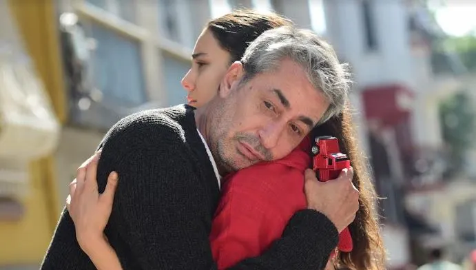 Coloro che hanno visto Erkan Petekkaya nella prima promozione della serie O Kız sono rimasti sbalorditi