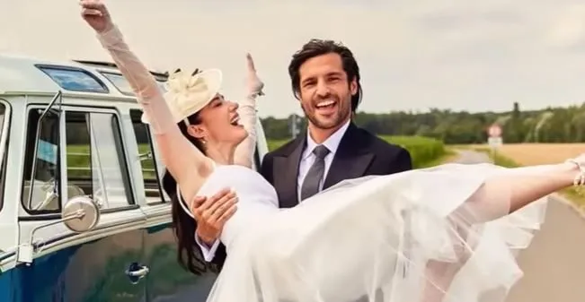 La coppia di Özge Gürel e Serkan Çayoğlu ha festeggiato un matrimonio magnifico in Italia!
