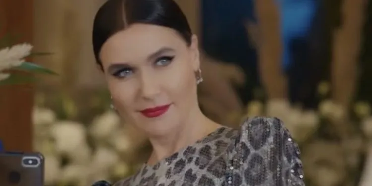 Guarda Şevval Sam, che sei abituato a vedere come l’Ender della serie TV Yasak Elma, nel film Gönül!