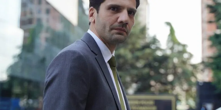 Guarda la foto d’infanzia di Kaan Urgancıoğlu, l’attore protagonista della serie Yargı, non è cambiato affatto!