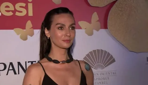Birce Akalay ha annunciato la sua nuova collaborazione e ha detto di rimanere sintonizzati!