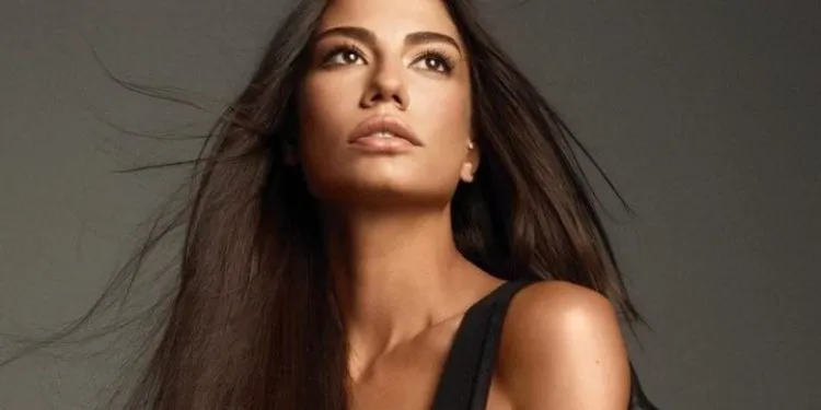 Demet Özdemir ha inviato un messaggio ai suoi fan che stavano aspettando la serie Dünyayla Benim Aramda!
