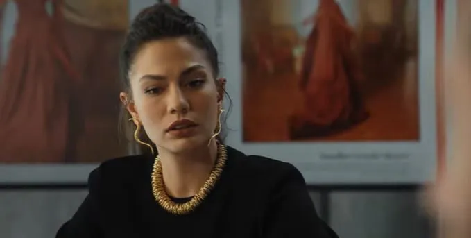 I fan nazionali criticano Demet Özdemir nella sua nuova serie, gli stranieri la difendono!