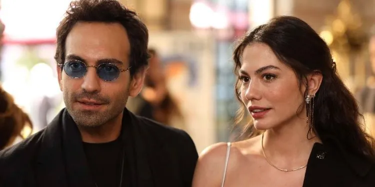 L’eleganza di gala di Demet Özdemir e Hafsanur Sancaktutan, le protagoniste femminili di Dünyayla Benim Aramda