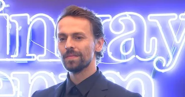 Metin Akdülger divenne il nome chiave di Dünyayla Benim Aramda
