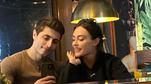 I fan erano entusiasti di vedere il bel ragazzo accanto all’attrice Esra Bilgiç!