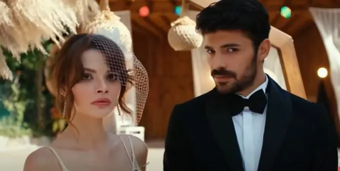 Come si sono innamorati Sinem Ünsal e Halit Özgür Sarı, parlando alle spalle sul set di Gizli Saklı?