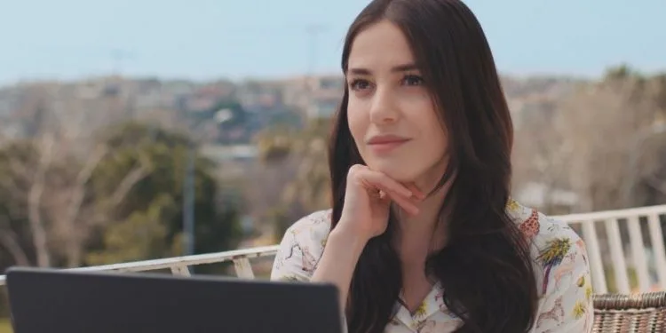 Le nuove serie stanno iniziando una per una, ma i fan di Özge Gürel aspettano ancora notizie!