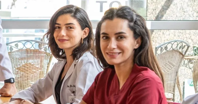 Hande Doğandemir apparirà davanti ai suoi fan come dottore nella sua nuova serie!