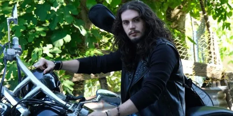 La somiglianza di İsmail Ege Şaşmaz nel film di Barış Akarsu Merhaba è incredibile!