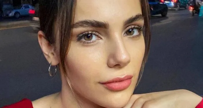 Pose mozzafiato di Yağmur Tanrısevsin che i suoi fan non vedono sullo schermo!