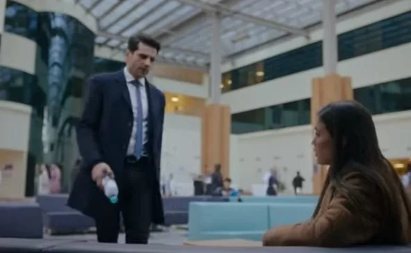 Pınar Deniz non riesce a trattenere le lacrime mentre guarda Ceylin in TV nella serie Yargı!