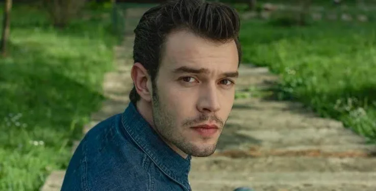Aytaç Şaşmaz è stato ammirato per la sua nuova immagine prima della serie Gellek Uzun Sürer!