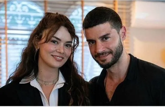 Ecco Berk Oktay dall’obiettivo della sua co-protagonista Seray Kaya!
