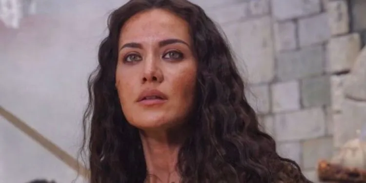 Burak Özçivit ha immediatamente commentato la condivisione dell’attrice incinta di 5 mesi Fahriye Evcen!