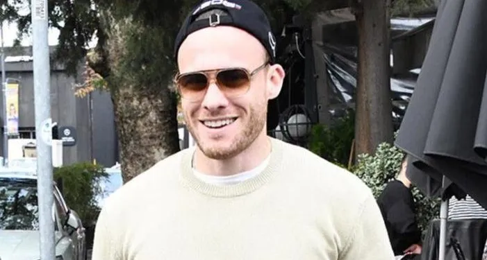 Kerem Bürsin ha dato fuoco ai social media con le sue pose in Montenegro!