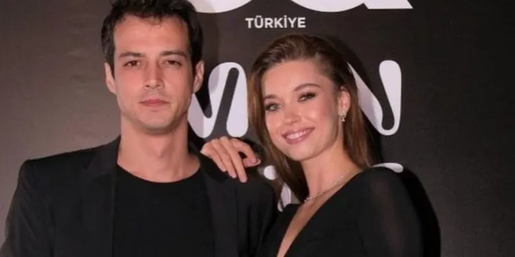 Afra Saraçoğlu da una parte e Mert Yazıcıoğlu dall’altra! Entrambi brillano brillantemente, le loro differenze sono evidenti!