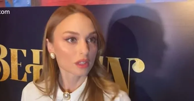 L’attrice Nilperi Şahinkaya sta correndo da un lavoro all’altro!