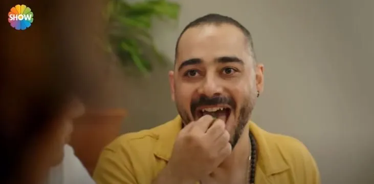 Olgun Toker si è preso una pausa dai suoi ruoli drammatici, questa volta girerà l’angolo con la serie Güzel Günler!