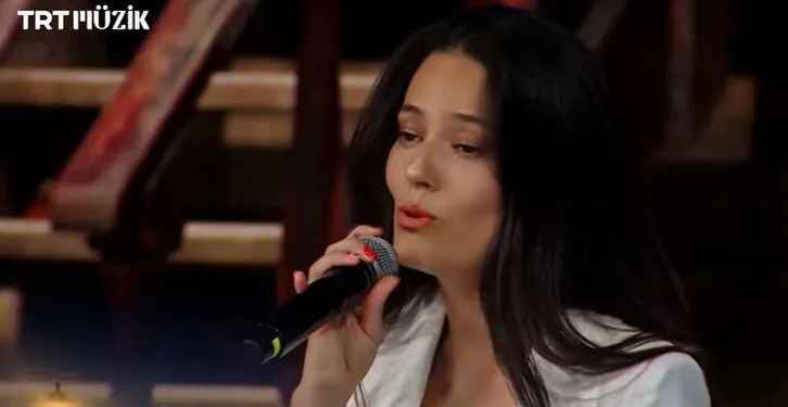 Pelin Akil è affascinata dalla sua voce! Dopo aver recitato, ha anche rivelato la sua pretesa di cantare!