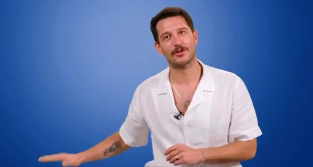 L’attore Uraz Kaygılaroğlu è riuscito a essere di nuovo all’ordine del giorno con il suo stile!
