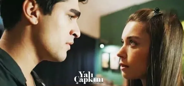 La grande sorpresa di Afra Saraçoğlu! Non se l’aspettava mai nella serie Yalı Çapkını!