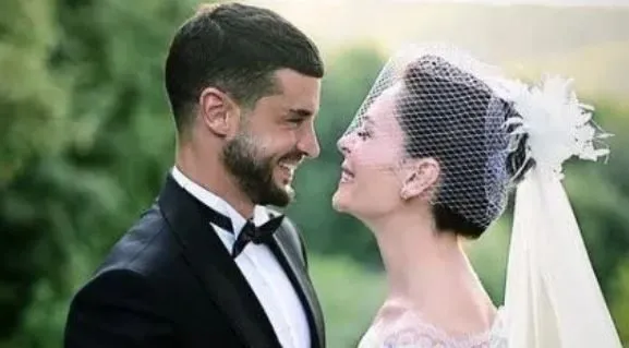 Condivisione romantica di sua moglie per il compleanno di Berk Oktay!