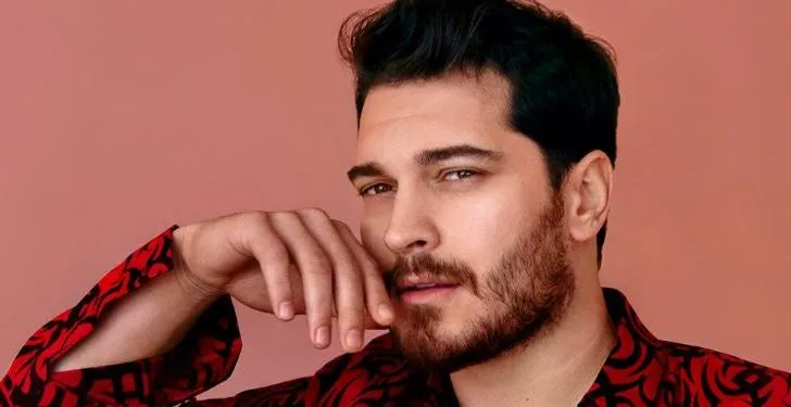 Non aspettare Çağatay Ulusoy nella serie TV, la sua magia digitale è infinita!