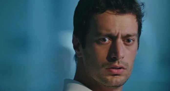 L’armonia di Feyyaz Şerifoğlu, il protagonista della serie TV Camdaki Kız con il suo vero amore, è notevole