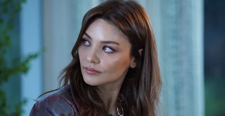 Hazal Filiz Küçükköse parla con le sue pose mozzafiato!