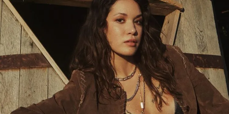 La bellissima attrice Hazal Subaşı ha ripreso fiato con la posa dell’eclissi lunare!