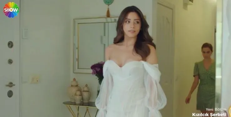 L’abito da sposa scollato di Sıla Türkoğlu nella serie Kızılcık Şerbeti aumenterà le valutazioni per il conflitto in arrivo!