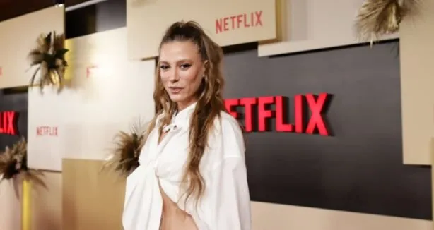 La serie Şahmaran si sta caricando, sorpresa per sorprendere i fan di Serenay Sarıkaya e Burak Deniz!