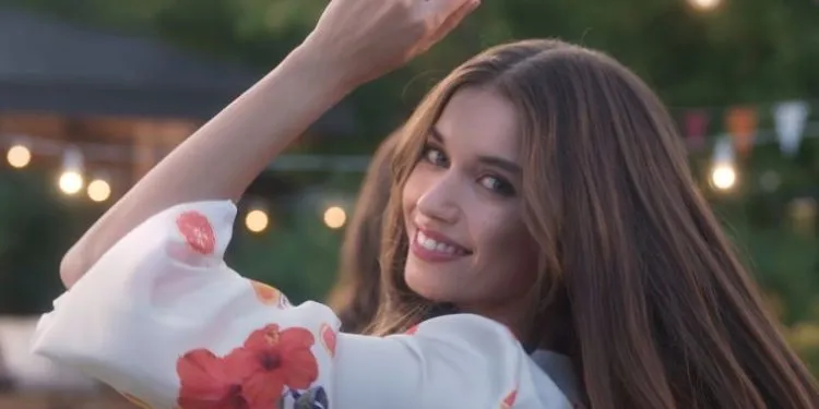 Vittoria di Afra Saraçoğlu nella popolare lista degli attori turchi di IMDB! Hande Erçel e Can Yaman sorprendono per la loro stabilità!