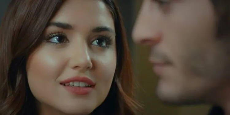 È anche positivo che Hande Erçel e Burak Deniz si incontrino di nuovo dopo la serie Aşk Laftan Anlamaz!