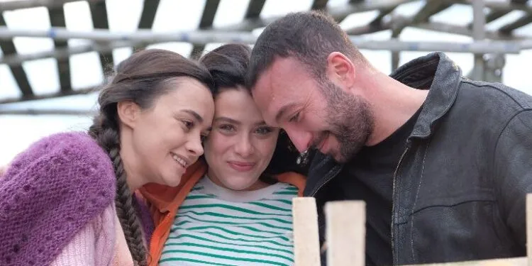 Hande Soral, İlayda Alişan e Görkem Sevindik mostrano simpatia per la serie Ateş Kuşları (Firebirds)!