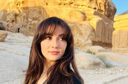 La famosa attrice Burcu Özberk è andata all’estero non appena ha rinnovato la sua immagine!