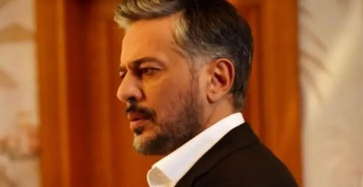 Emre Altuğ, tornato sullo schermo con la serie Yalı Çapkını, è entrato nel linguaggio dei social media con il suo carisma!