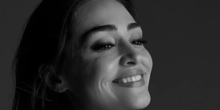 Esra Bilgiç ha dato una lezione a un compagno di scuola che la prendeva in giro