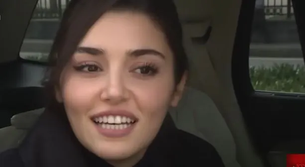 Hande Erçel lo racconta da molto tempo, ma non riesce a far credere a nessuno!