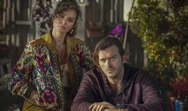 È bello incontrare Kıvanç Tatlıtuğ e Serenay Sarıkaya, ma è un peccato per Özge Özpirinçci!