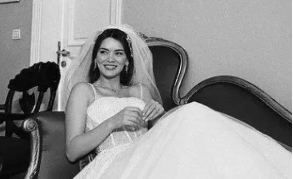 L’attrice Seray Kaya, che indossava un abito da sposa per il ruolo, ha regalato a sua madre una prima volta!