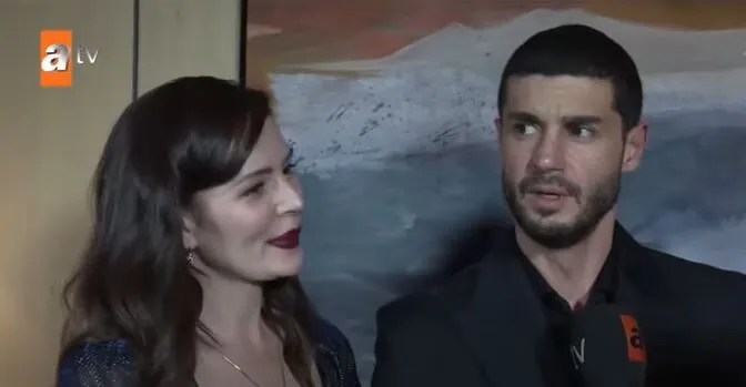 Berk Oktay e Yıldız Çağrı Atiksoy rendono la coppia gelosa sia con le loro parole che con i loro atteggiamenti!